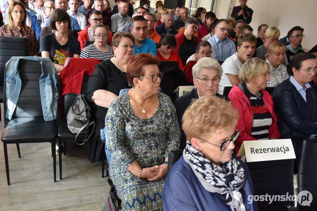 Wystawa prac plastycznych Znane-Nieznane. Stowarzyszenie Nie Sami Krobia