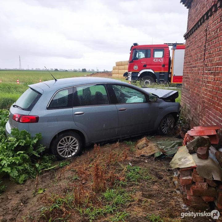 Zderzenie samochodu z budynkiem w Strzelcach Wielkich