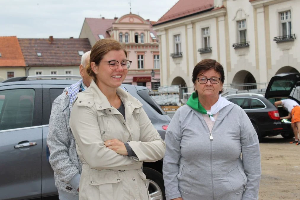 Grupa biało-zielona w drodze z Jarocina na Jasną Górę