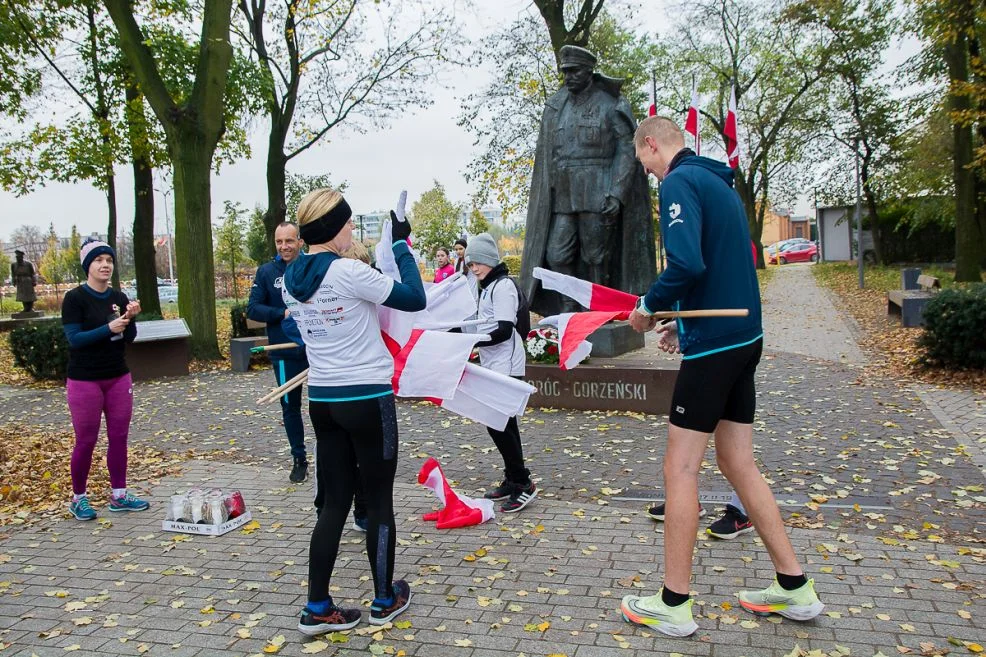 Biegacze Jarocin pobiegli szlakiem pomników poświęconych bohaterom Ziemi Jarocińskiej