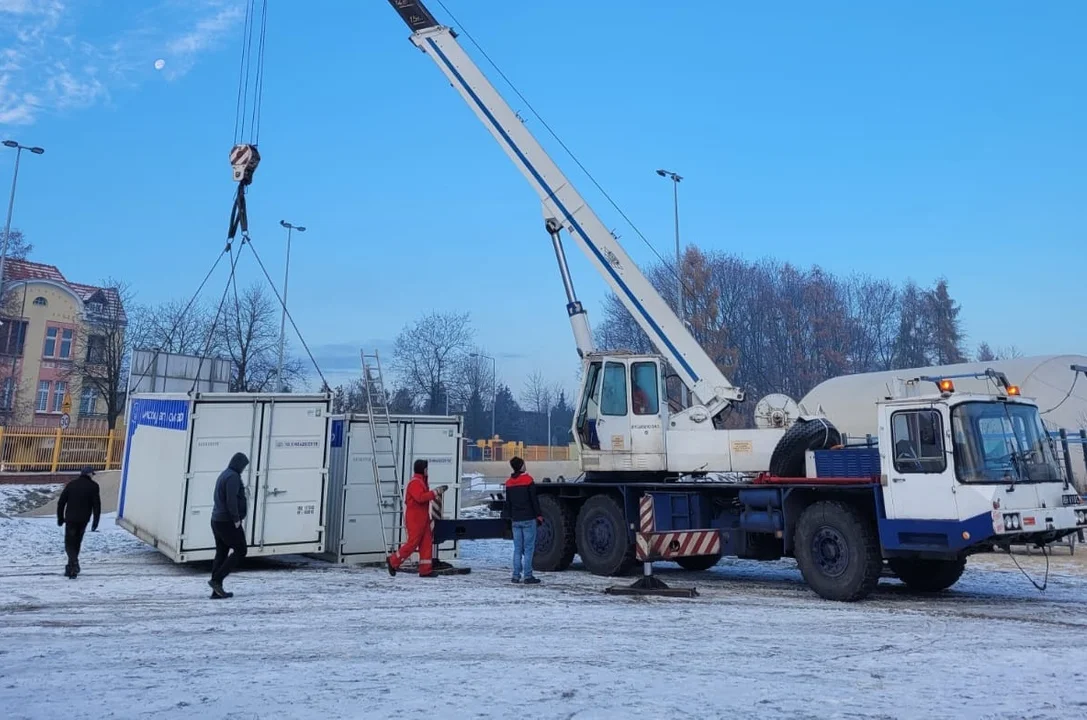 W Pleszewie montują lodowisko. Jak będzie funkcjonowało? Znamy szczegóły - Zdjęcie główne