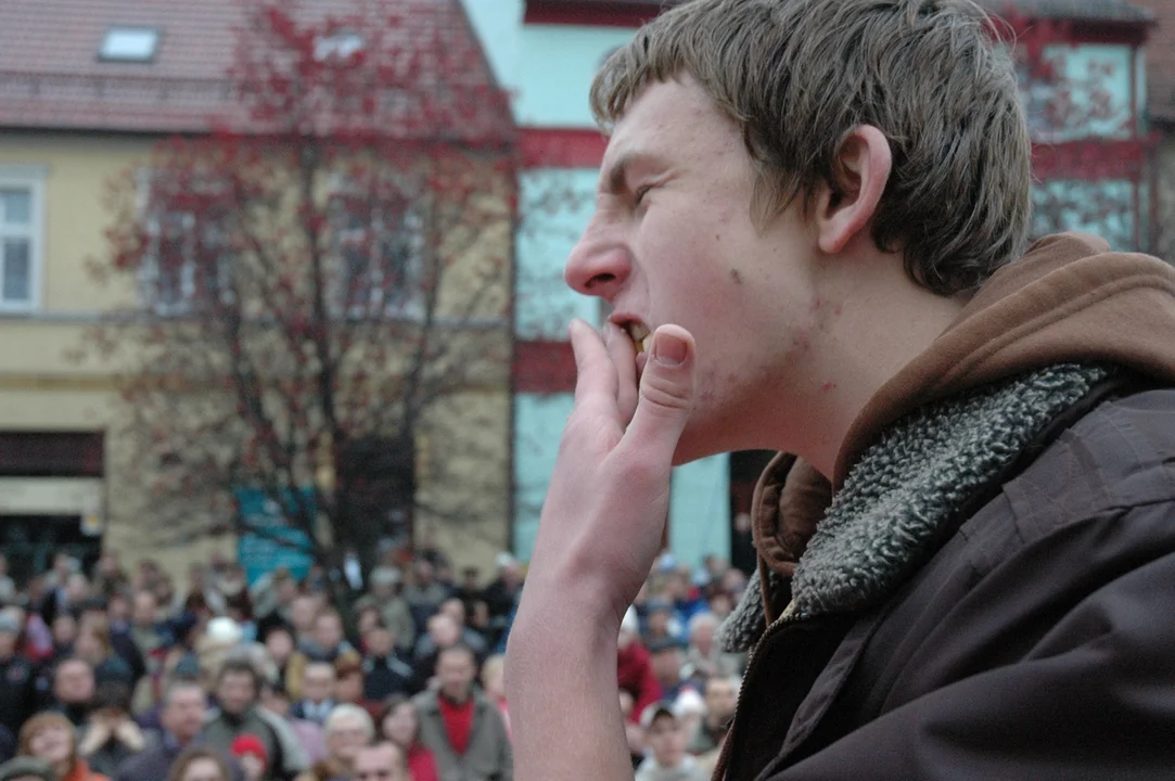 Historyczne Mistrzostwa Polski w Jedzeniu Rogali na czas w Jarocinie. Impreza wraca po latach