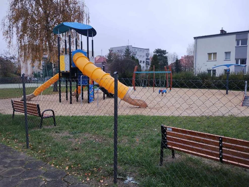 Nowy plac zabaw przy ul. Marii Curie-Skłodowskiej w Jarocinie do rozbiórki?