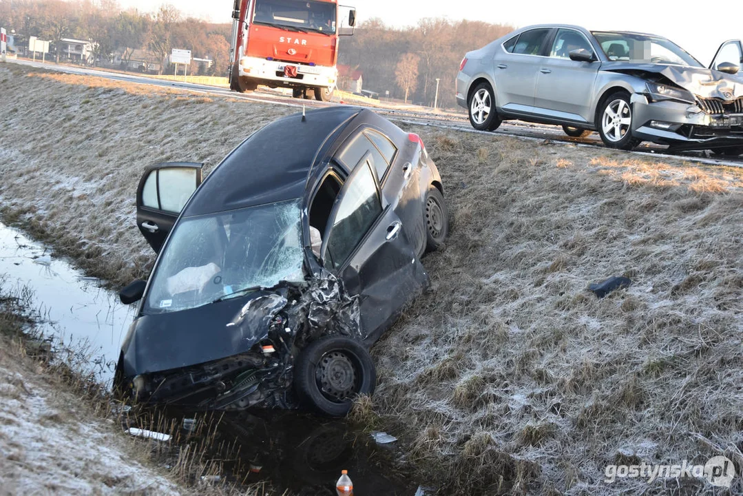 Wypadek na DW434 Gostyń - Poznań. Zderzyły się trzy samochody