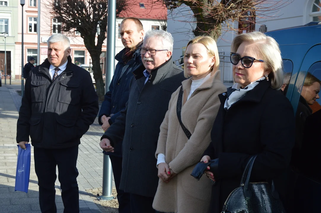 Otwarcie rynku w Jutrosinie z udziałem przedstawicieli samorządów, wojewody i parlamentu