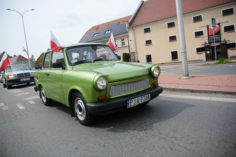 Wystawa zabytkowych pojazdów w Jarocinie z okazji Święta Flagi