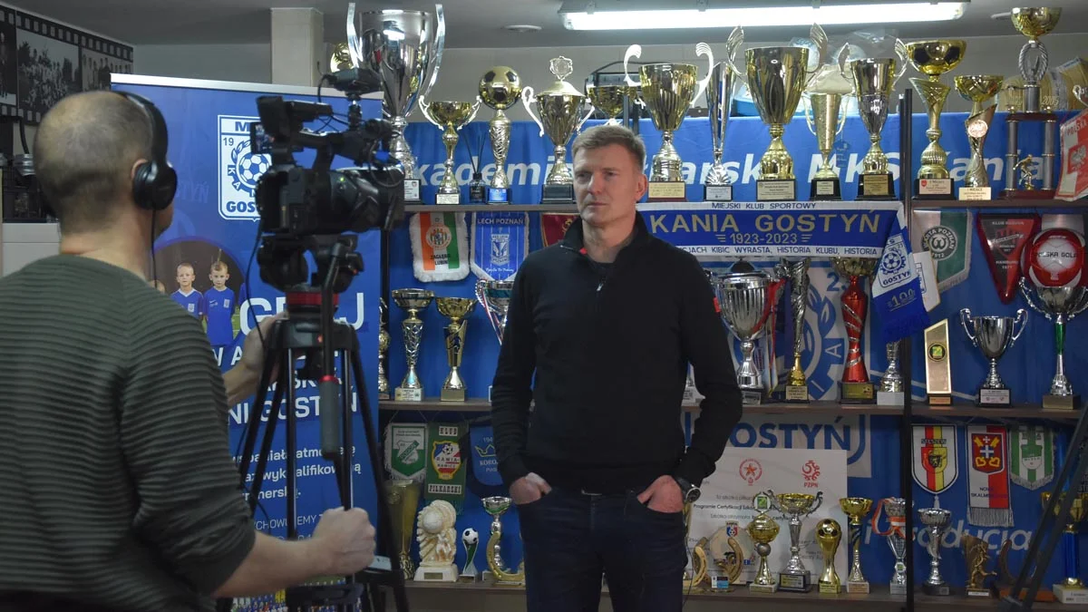 Piłkarz Andrzej Juskowiak wystąpi w magazynie sportowym Canal+. Ekipa telewizyjna rozmawiała z nim w siedzibie Kani Gostyń - Zdjęcie główne