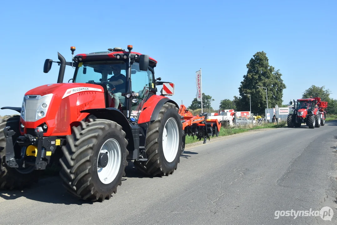 Parada zabytkowych pojazdów podczas dożynek powiatowych na Świętej Górze 2023