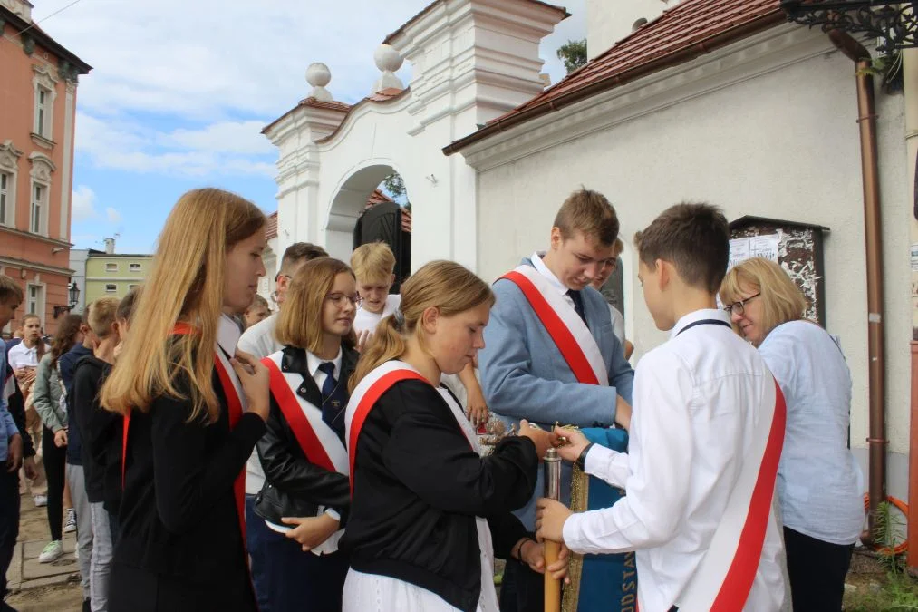 Jarocin. Odsłonięcie tablicy poświęconej kolporterom gazety konspiracyjnej "Dla Ciebie, Polsko" i koncert patriotyczny w JOK-u