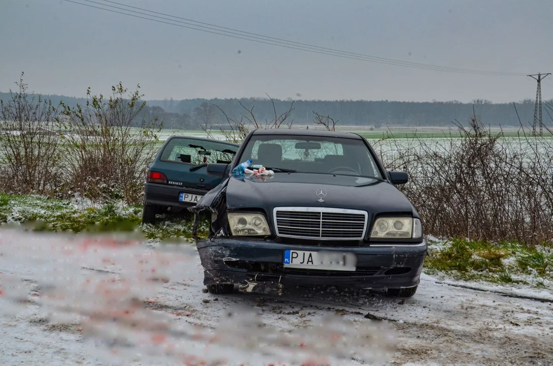 Chciał pomóc kierującej na drodze Żółków - Podlesie. Trafił do szpitala [ZOBACZ] - Zdjęcie główne