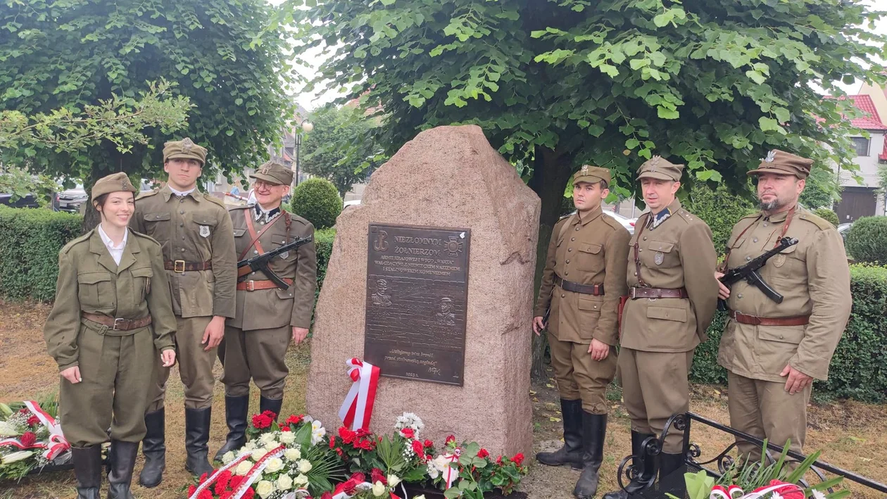 Odsłonięcie pomniku Żołnierzy Niezłomnych i żołnierzy AK w Raszkowie