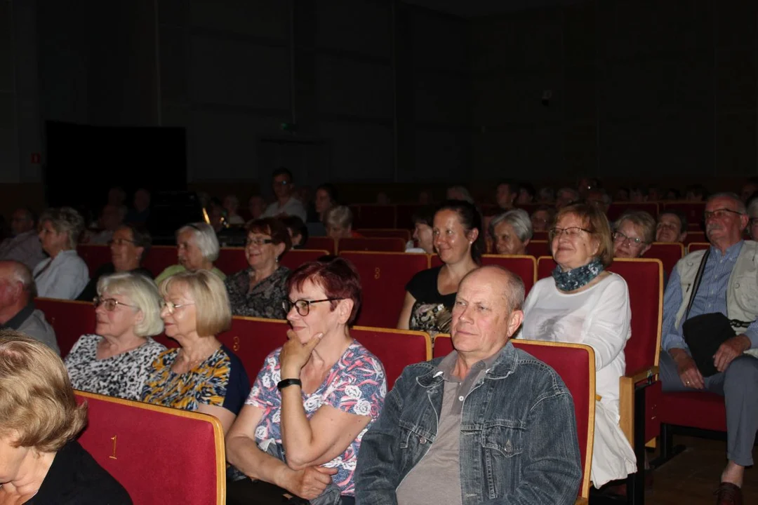 Do tej pory gośćmi seniorów byli satyryk Jacek Fedorowicz i aktorka Laura Łącz