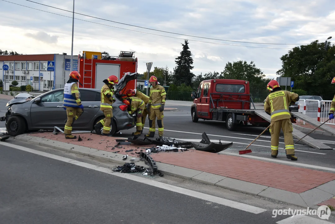 Zderzenie dwóch samochodów na skrzyżowaniu w Gostyniu