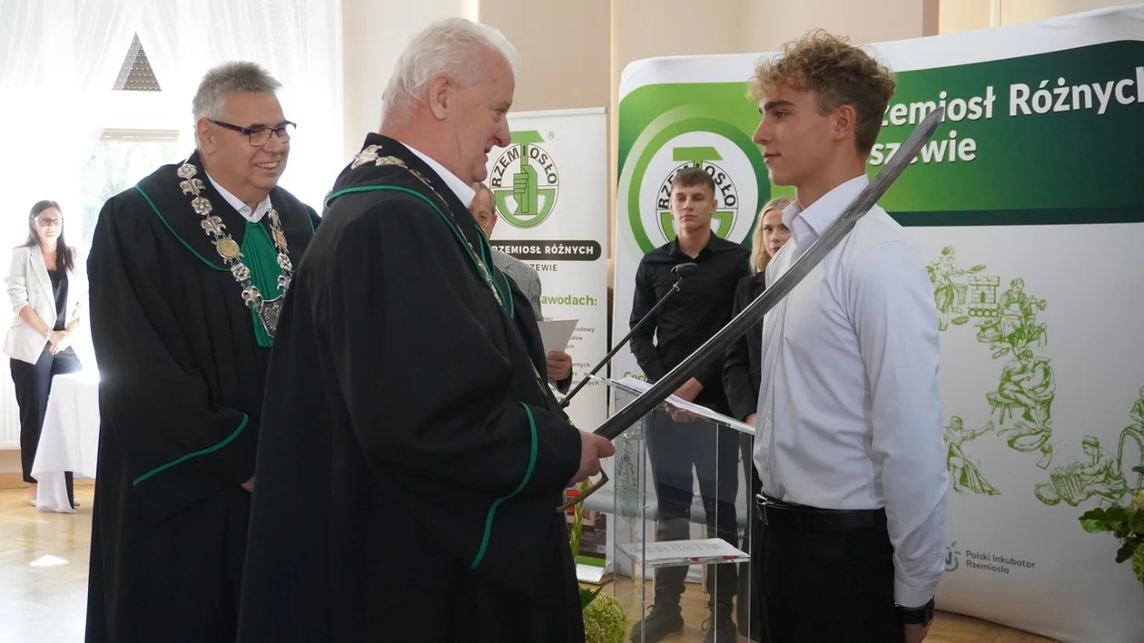 Uroczyste wręczenie dyplomów i pasowanie na czeladnika absolwentów ZSUG w Pleszewie - Zdjęcie główne