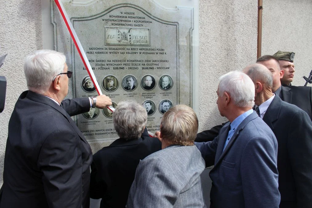 Jarocin. Odsłonięcie tablicy poświęconej kolporterom gazety konspiracyjnej "Dla Ciebie, Polsko" i koncert patriotyczny w JOK-u