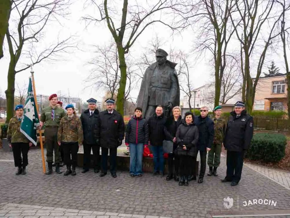 Kwiaty na rocznicę urodzin Zbigniewa hr. Ostroroga-Gorzeńskiego