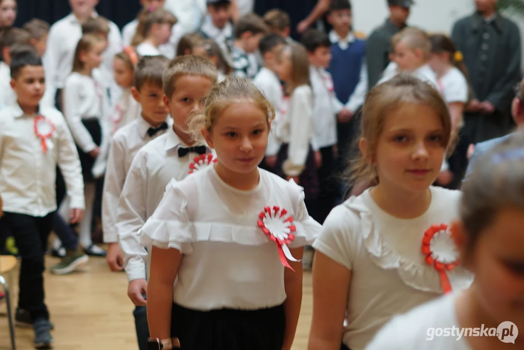 Patriotycznie w Szkole Podstawowej z Oddziałami Integracyjnymi im. M. Kopernika w Piaskach