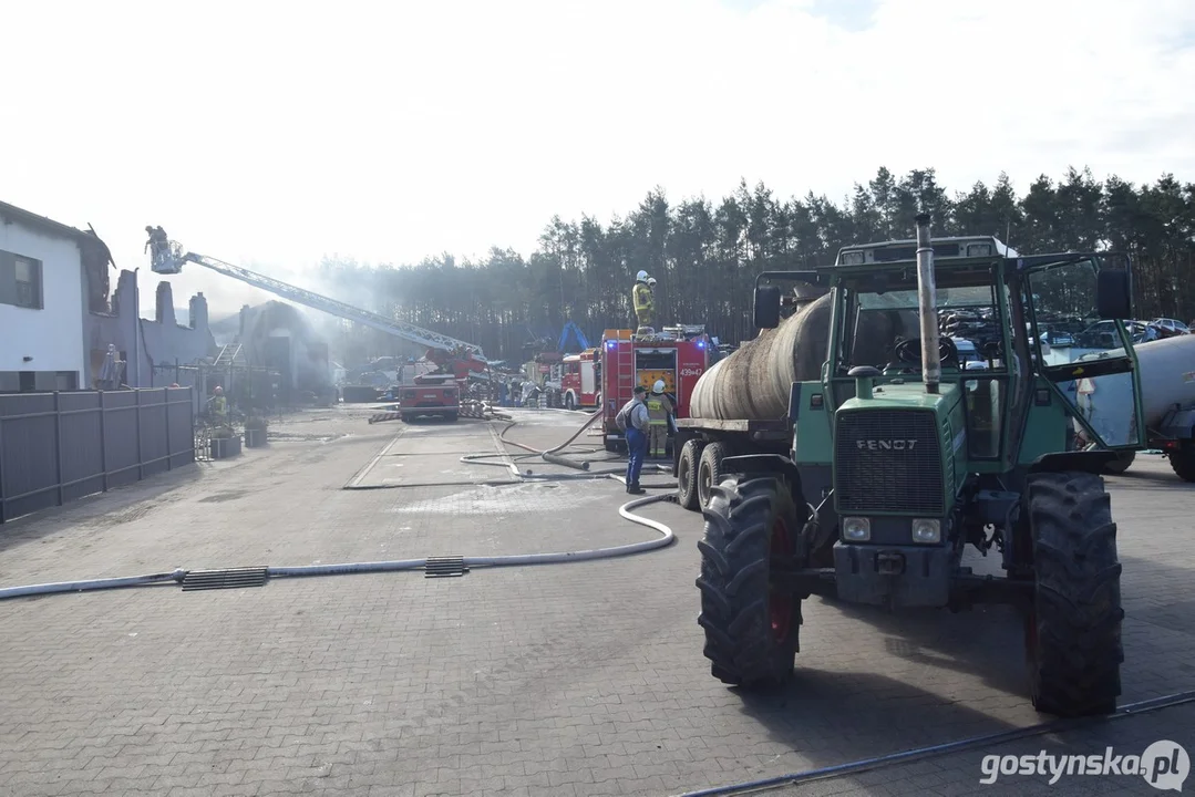 Pożar na stacji demontażu pojazdów w Śmiłowie