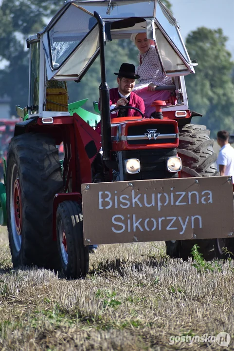 Parada zabytkowych pojazdów podczas dożynek powiatowych na Świętej Górze 2023