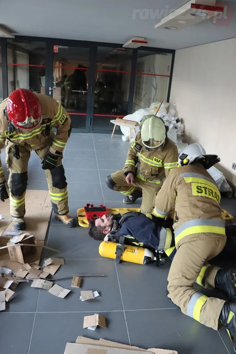 Ćwiczenia strażaków w rawickiej multibibliotece