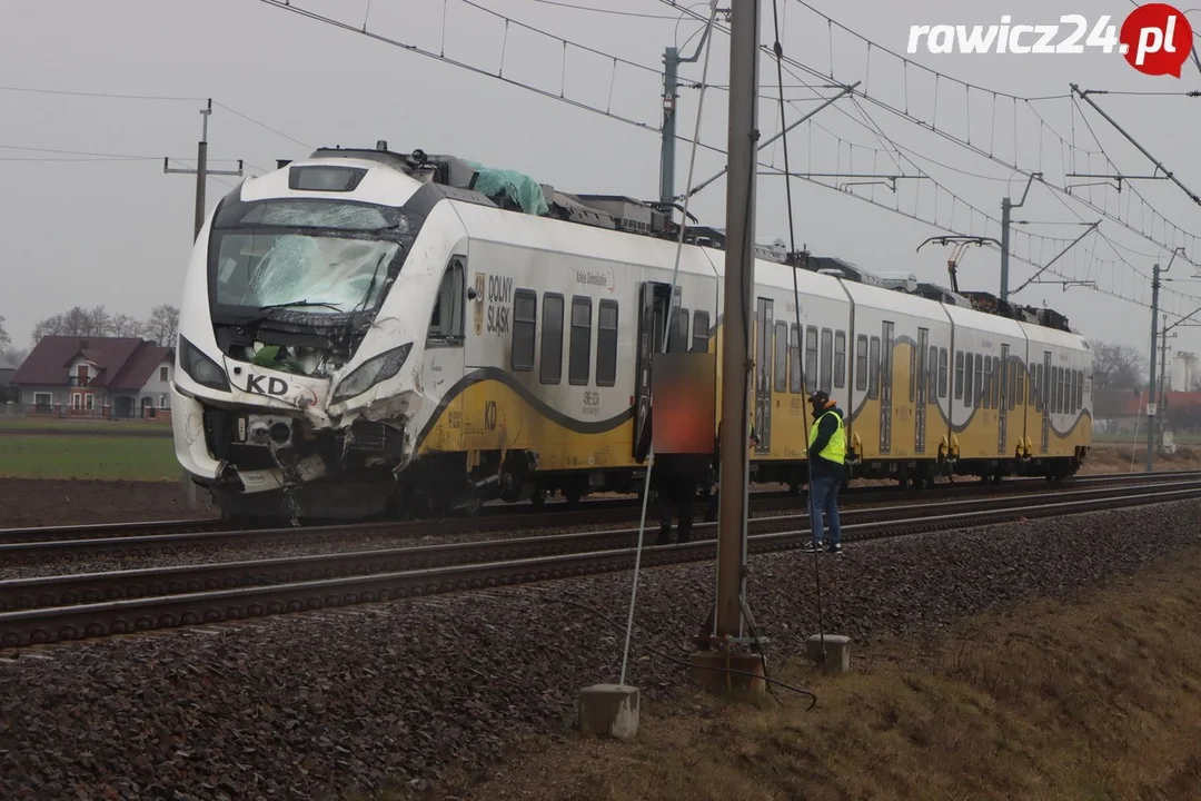 Pociąg Kolei Dolnośląskich po wypadku w Kątach (gm. Rawicz)