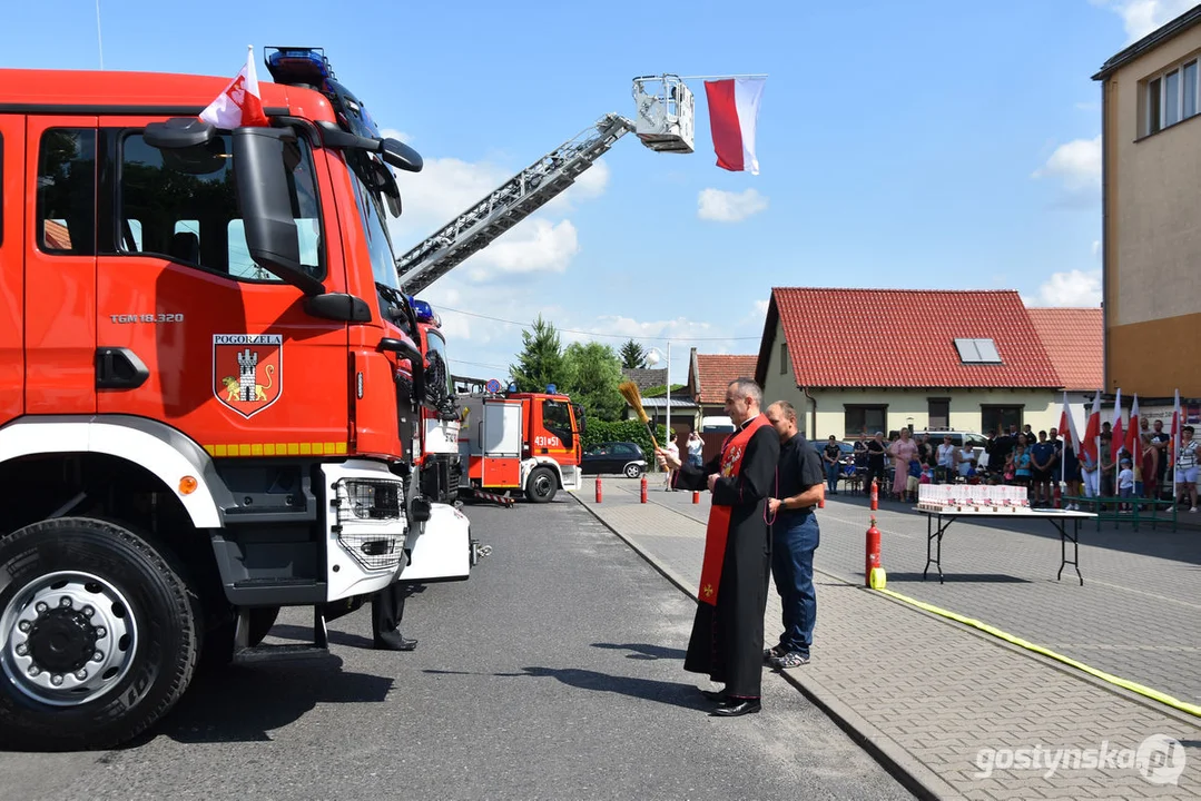 Przekazanie wozu strażackiego dla jednostki OSP w Pogorzeli