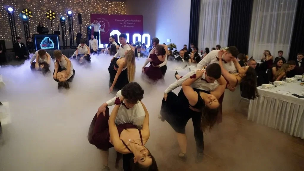 Tak maturzyści bawili się na studniówkach. Przeżyjmy to jeszcze raz! - Zdjęcie główne