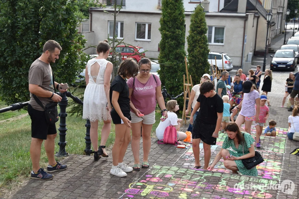 Dzieci z Gostynia malowały schody na Górę Zamkową