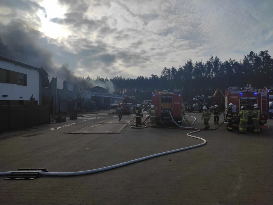 Pożar na stacji demontażu pojazdów w Śmiłowie