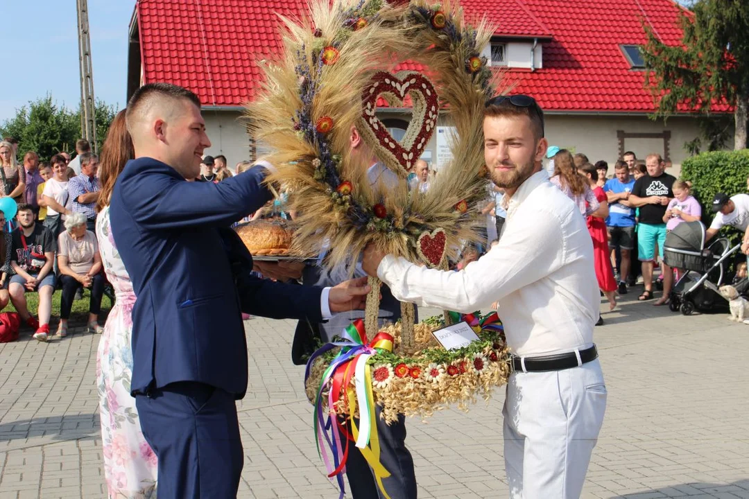 Tłumy na dożynkach wiejskich w Twardowie