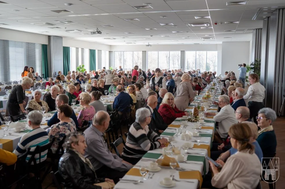 Ogromne śniadanie w Jarocinie. Setki osób przy świątecznym stole