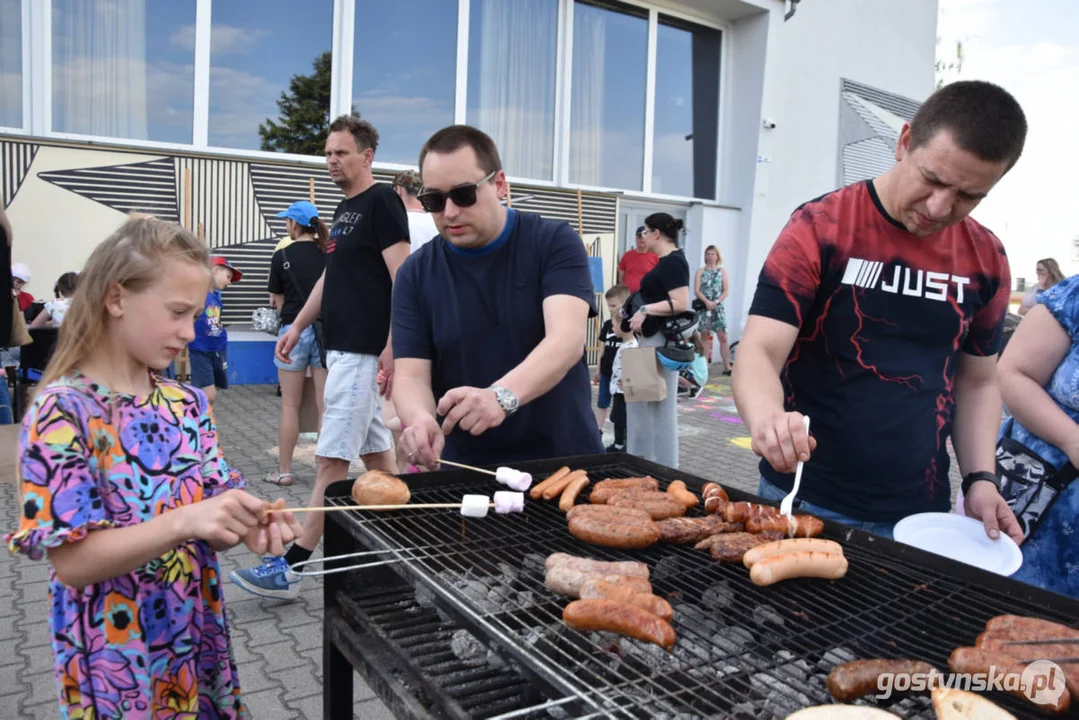 Pierwsze integracyjne gostyńskie grillowanie na tarasie GOK Hutnik