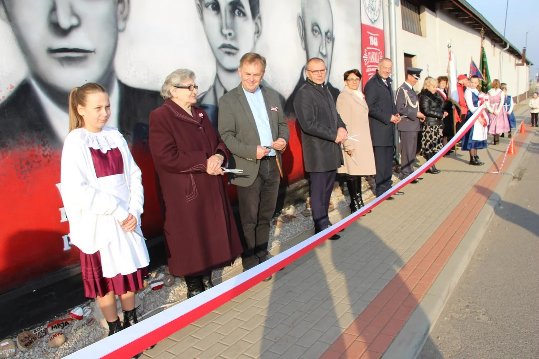 Mural upamiętniający zrzut broni dla Armii Krajowej odsłonięto w Czerminie w ubiegłym roku