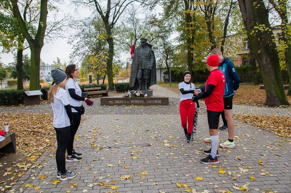 Biegacze Jarocin pobiegli szlakiem pomników poświęconych bohaterom Ziemi Jarocińskiej