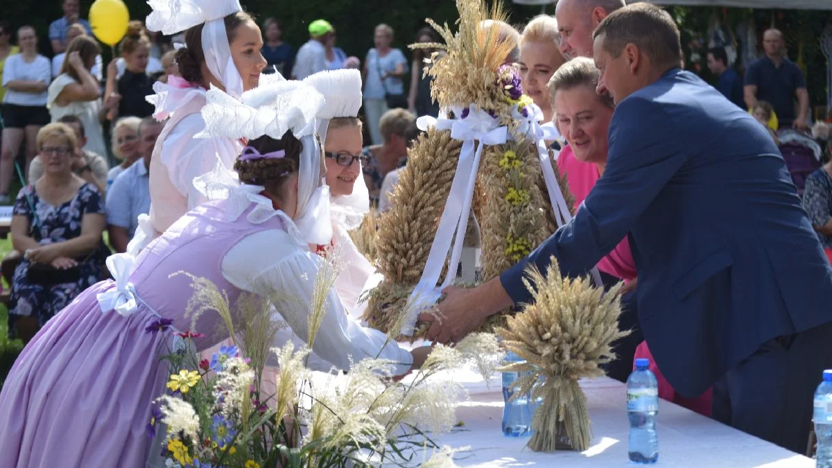 Dożynki w gminne w Pudliszkach 2023. Samorządowcy i biskupianie dzielili się z mieszkańcami chlebem - Zdjęcie główne