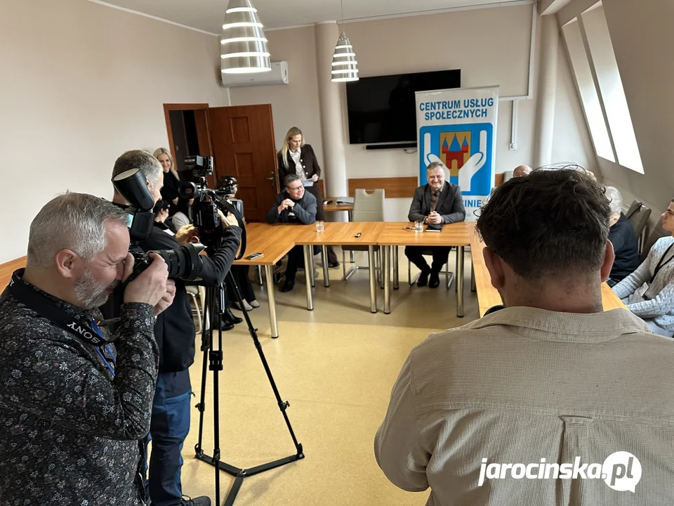 Złota rączka i taksówka dla seniorów w Jarocinie. Jak pozyskać wsparcie? Zamówić pomoc?