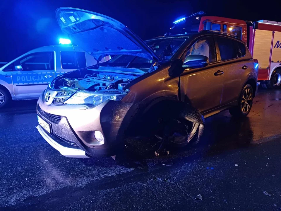 Jedna osoba trafiła do szpitala po zderzeniu dwóch aut w Dąbrowie (gm. Jarocin).