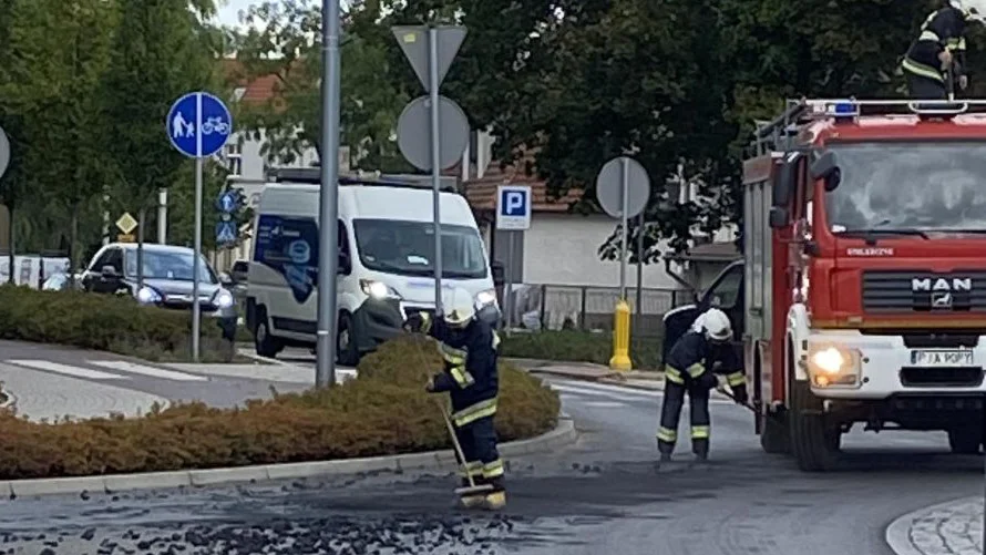 Rozsypany węgiel na rondzie w Jarocinie - Zdjęcie główne