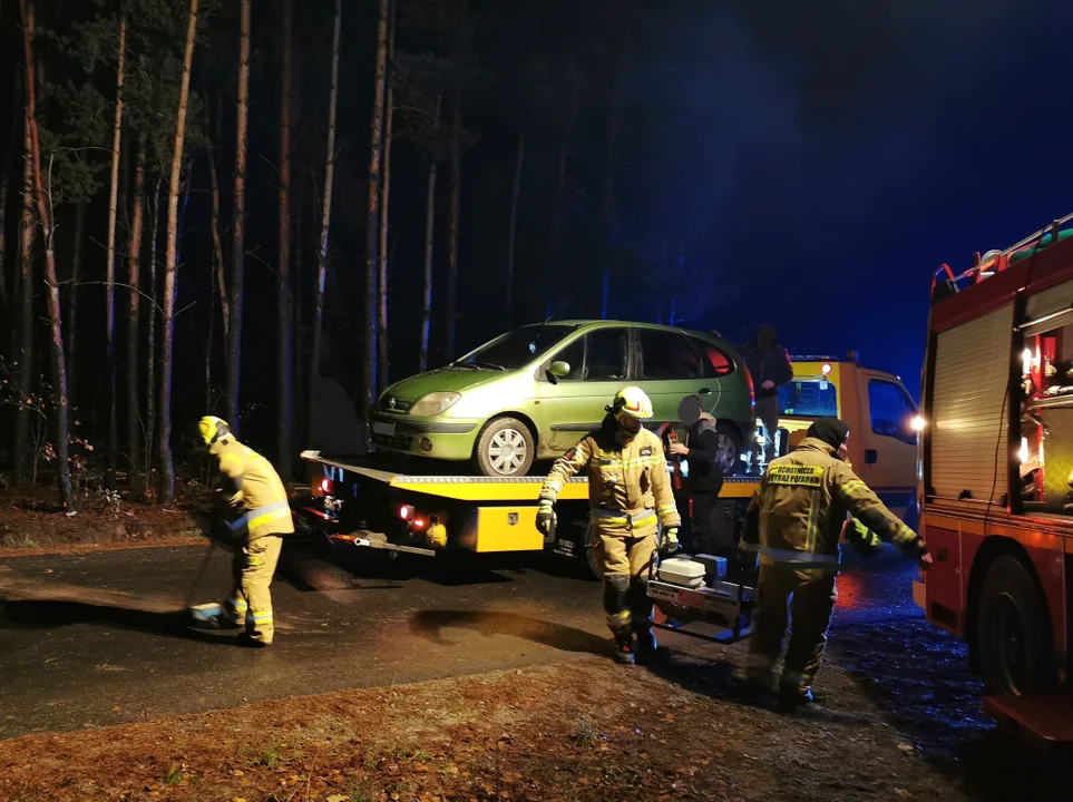 Stracił panowanie nad pojazdem i wjechał do rowu w Białobłotach [ZDJĘCIA] - Zdjęcie główne