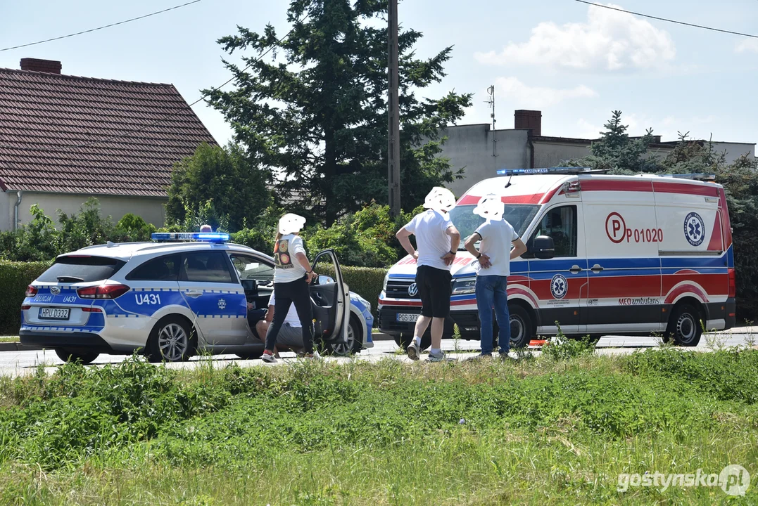 Zderzenie samochodu osobowego z ciężarówką przed przychodnią w Krobi