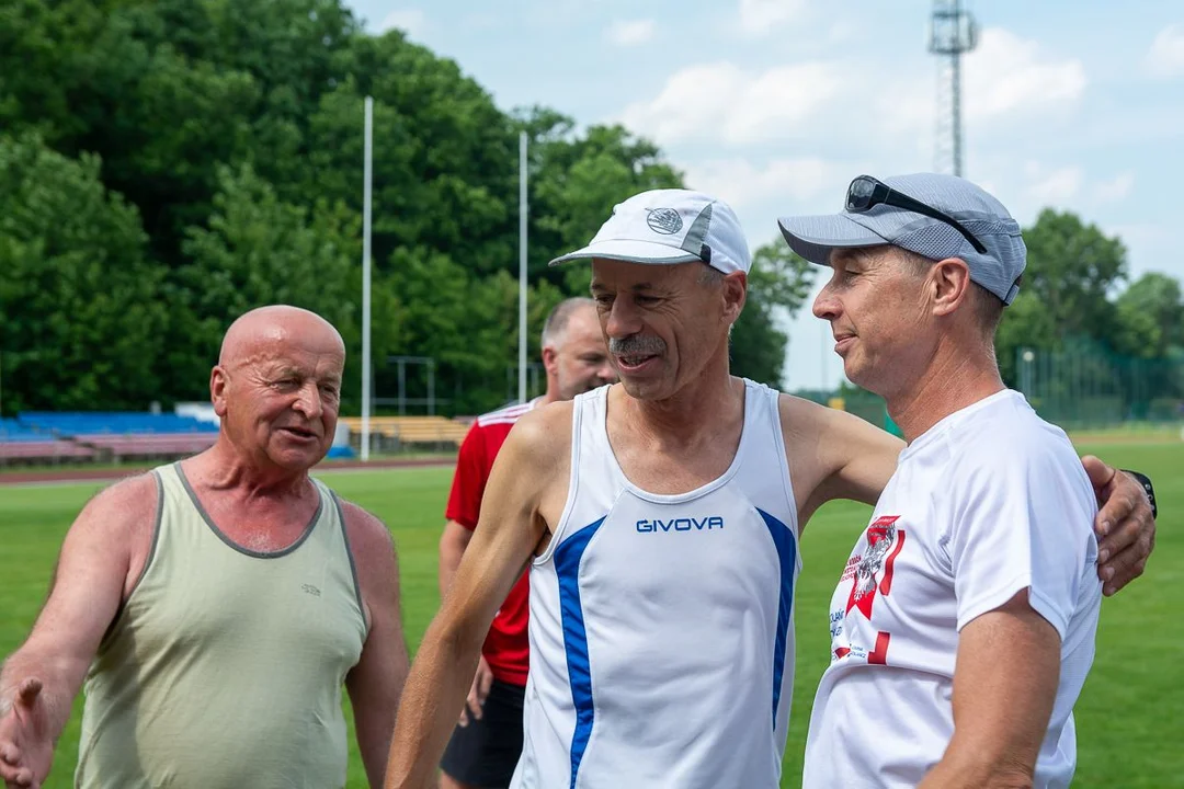 70 okrążeń stadionu w Jarocinie na 70. urodziny. Wiesław Garbarek świętował nietypowo