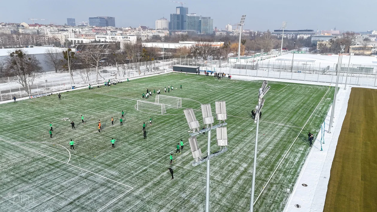 Nowoczesna baza sportowa przy Drodze Dębińskiej gotowa. Piłkarze mogą już trenować - Zdjęcie główne