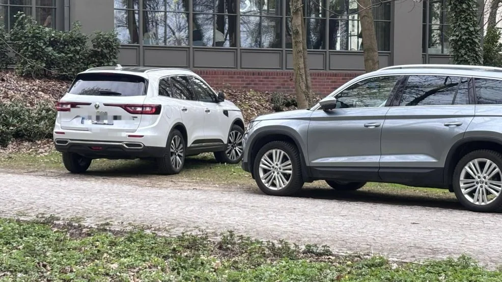 Auta na trawnikach przed zakazem w Parku Radolińskich. Policja w akcji, a gmina stawia na monitoring