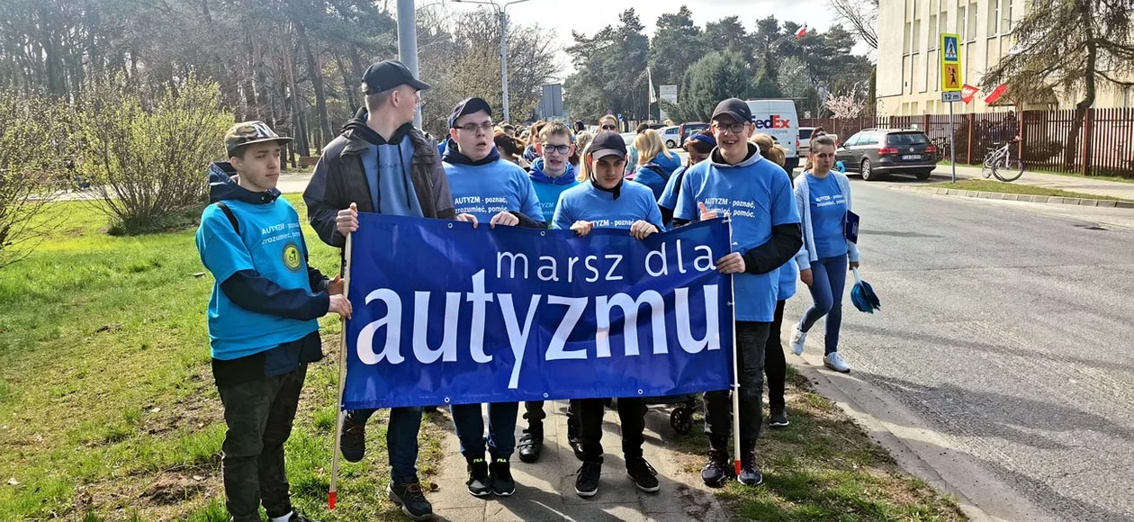 Kolejny Marsz dla Autyzmu przeszedł ulicami Jarocina [ZDJĘCIA] - Zdjęcie główne