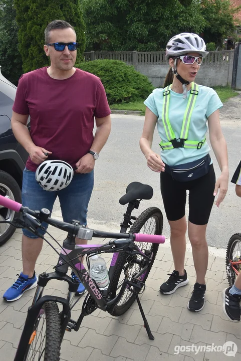 Wyborczy challenge w Piaskach i Pogorzeli. Burmistrz przywiozła wójtowi coś słodkiego