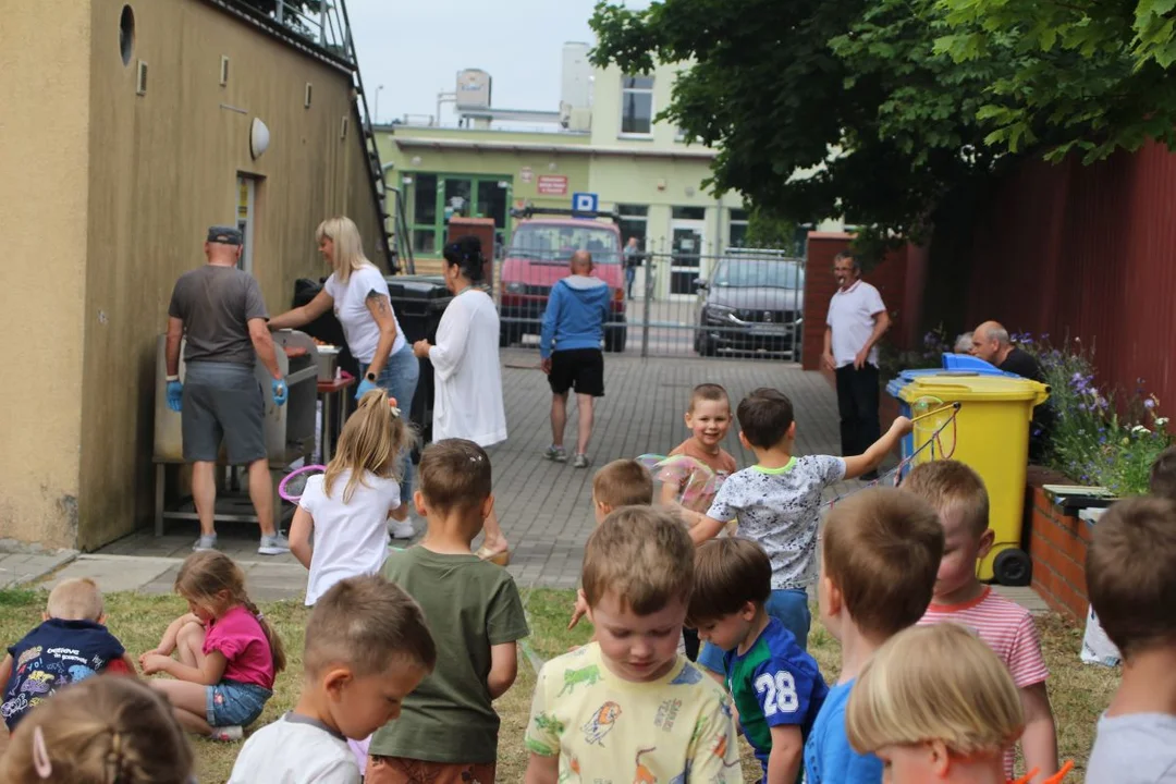 Przedszkolaki integrowały się z seniorami. Festyn na ulicy Zacisznej w Jarocinie