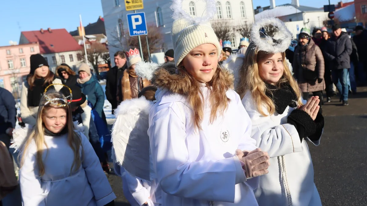 Msza święta, muzyka, przemarsz i poczęstunek. Taki był Orszak Trzech Króli w Jutrosinie [ZDJĘCIA] - Zdjęcie główne
