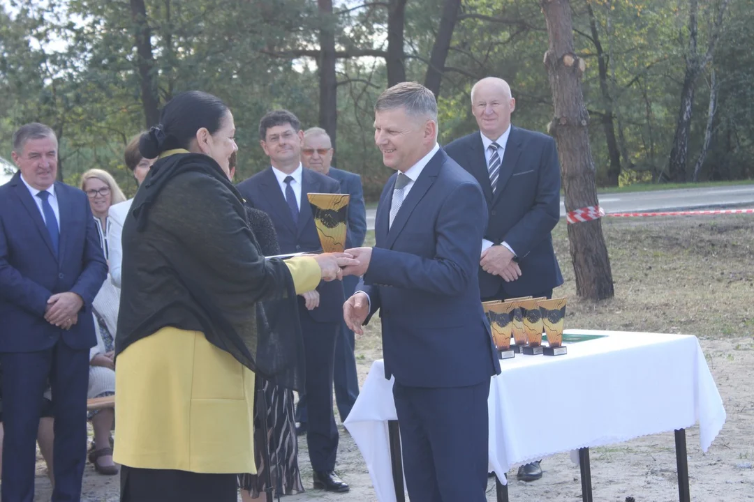 Minister Marlena Maląg otworzyła drogę Białobłoty-Orlina Duża. Towarzyszyli jej posłowie i samorządowcy