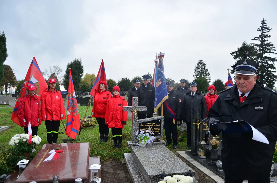 Borek Wlkp. Uroczystość uhonorowania miejsca wiecznego spoczynku Złotym Znakiem Związku OSP RP