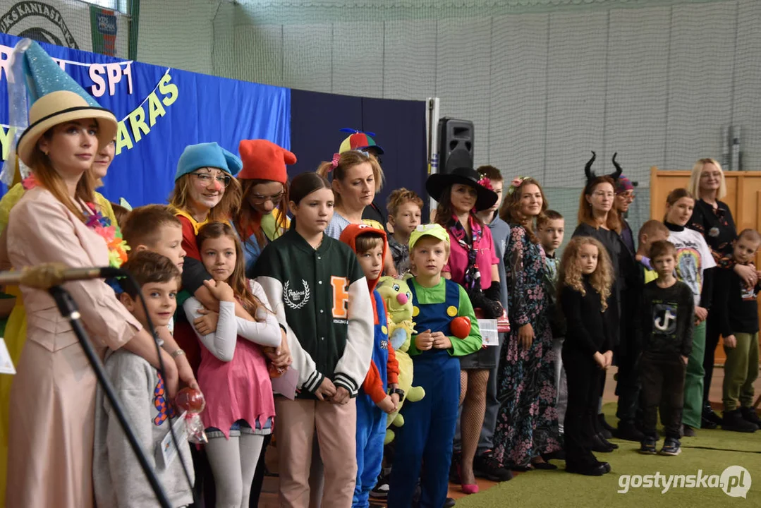 Baśniowy ambaras - rodzice uczniów Szkoły Podstawowej nr 1 w Gostyniu w spektaklu dla dzieci